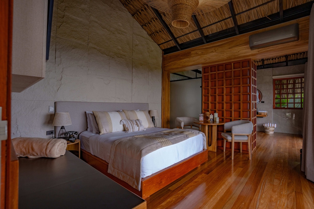 Superior, Suite, Queen Bed, Mountain View, Balcony