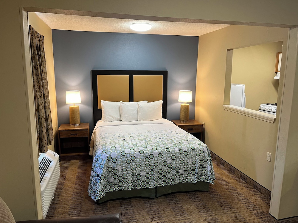جناح بسرير كوين مع أريكة، HomeTowne Studios & Suites by Red Roof Greensboro 2/8