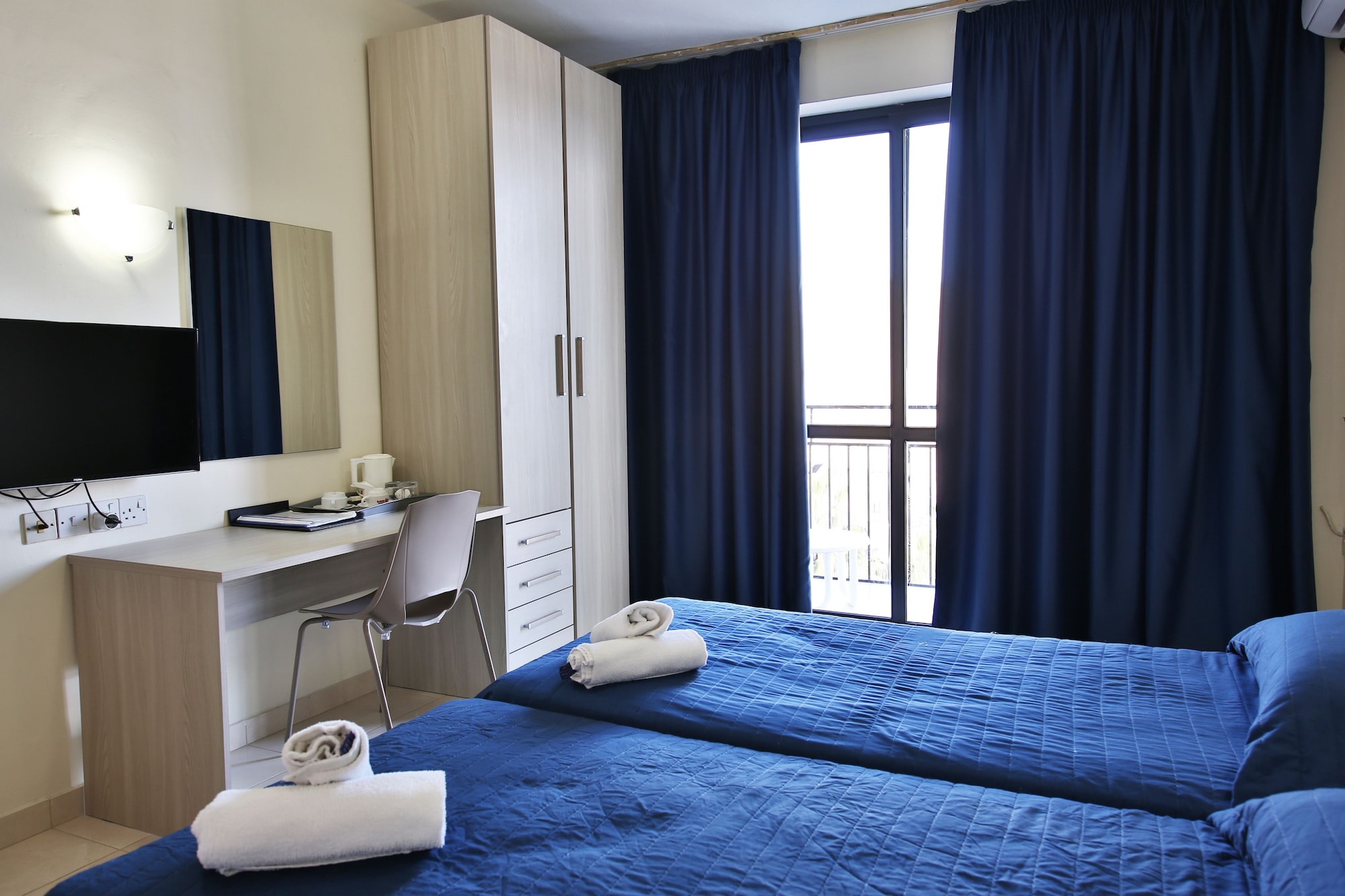 غرفة بسريرين منفصلين بإطلالة على البحر، Relax Inn Hotel 5/8