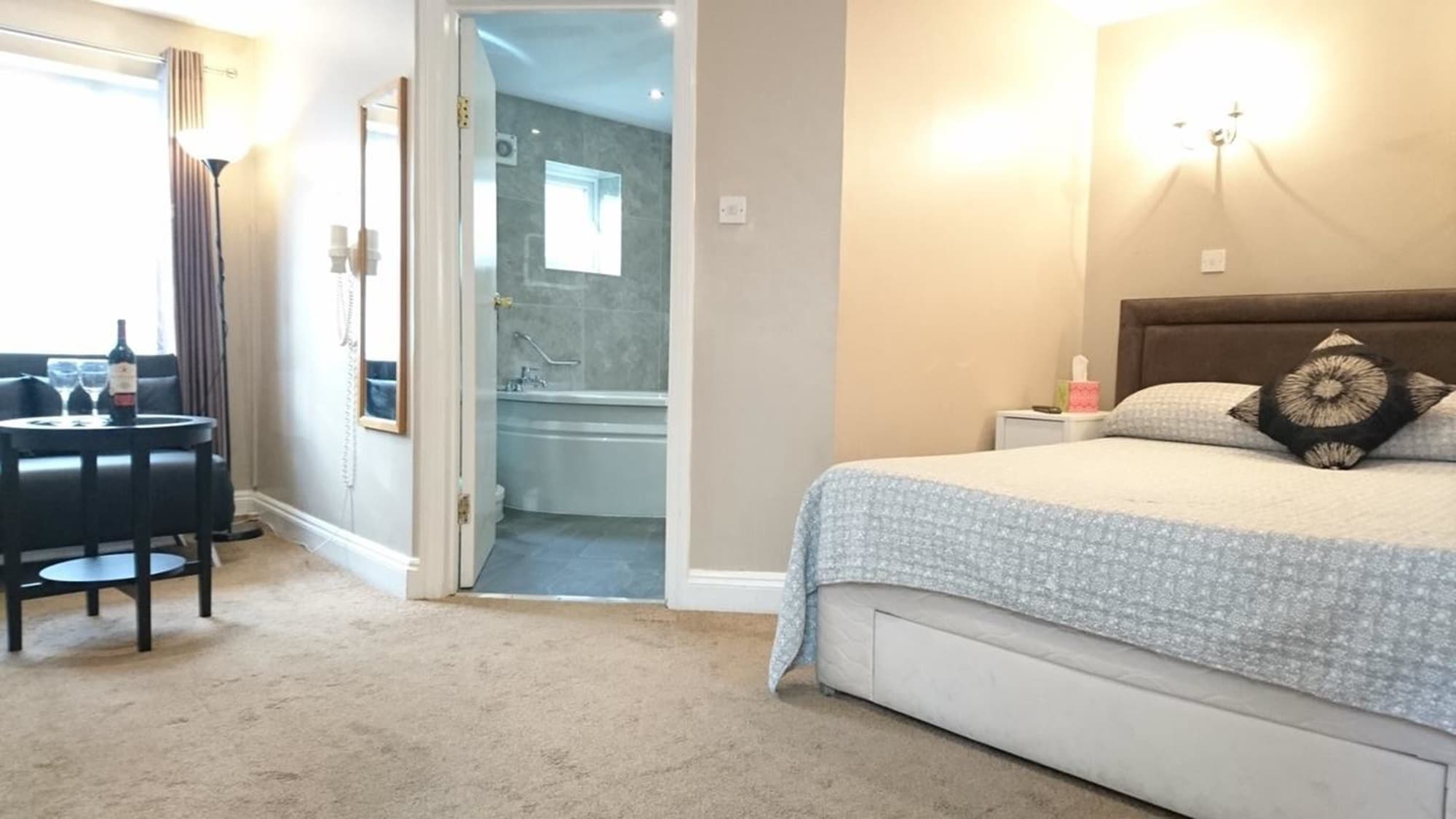 DELUXE, DOUBLE BED, BATHTUB