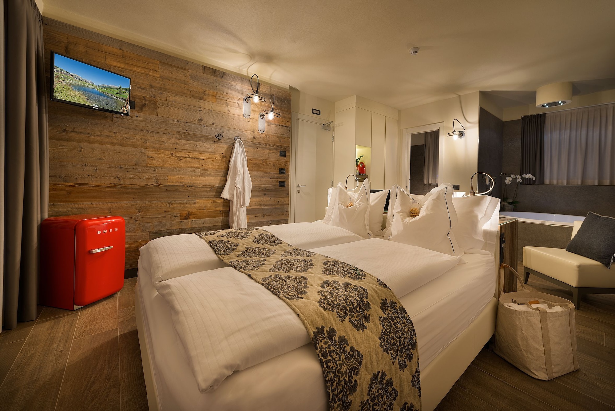 DELUXE, DOUBLE BED