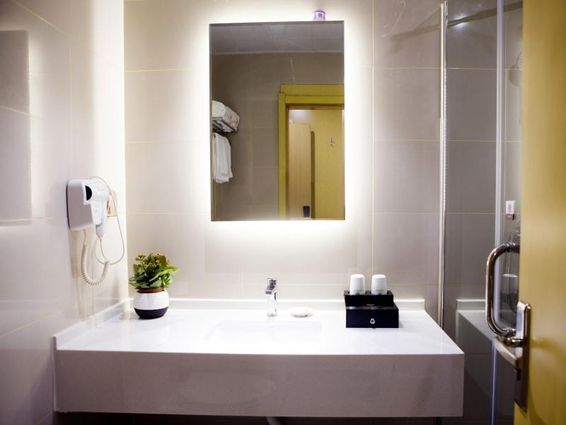 GreenTree Inn Huanggang City Wuxue City Kanjiang Avenue 26/27