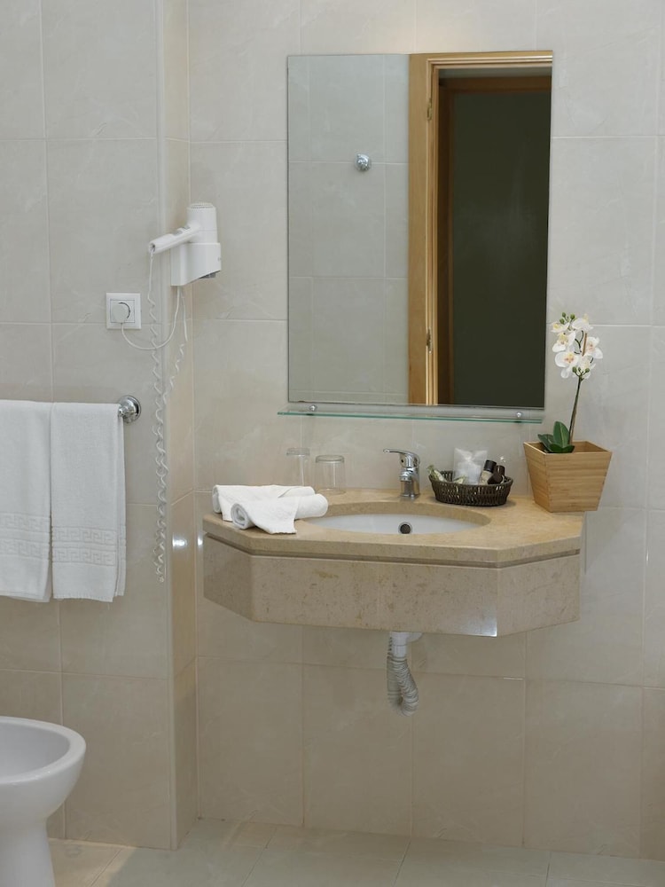 COVA DA IRIA HOTEL 42/45