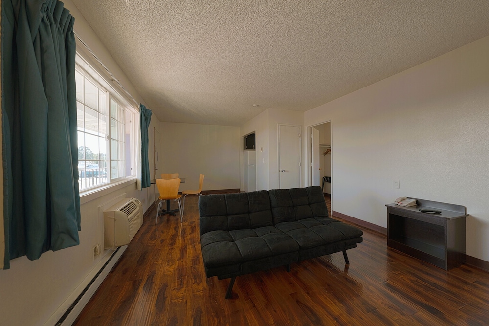 Travelodge Inn & Suites by Wyndham Saint Helens OR 11/37