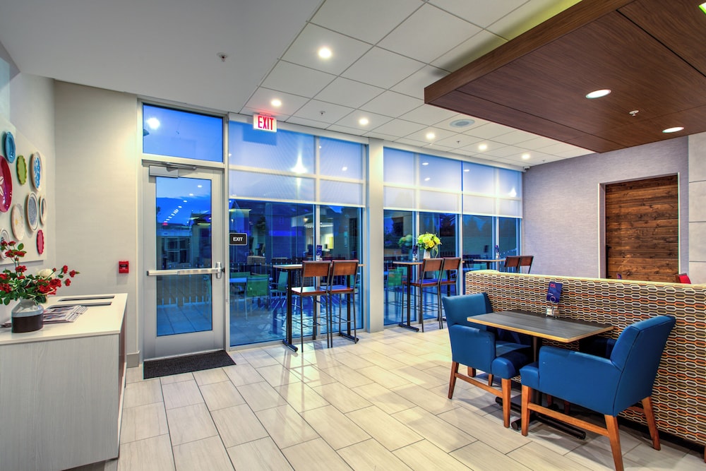 Holiday Inn Express Suites Reedsville State Coll Area 41/56