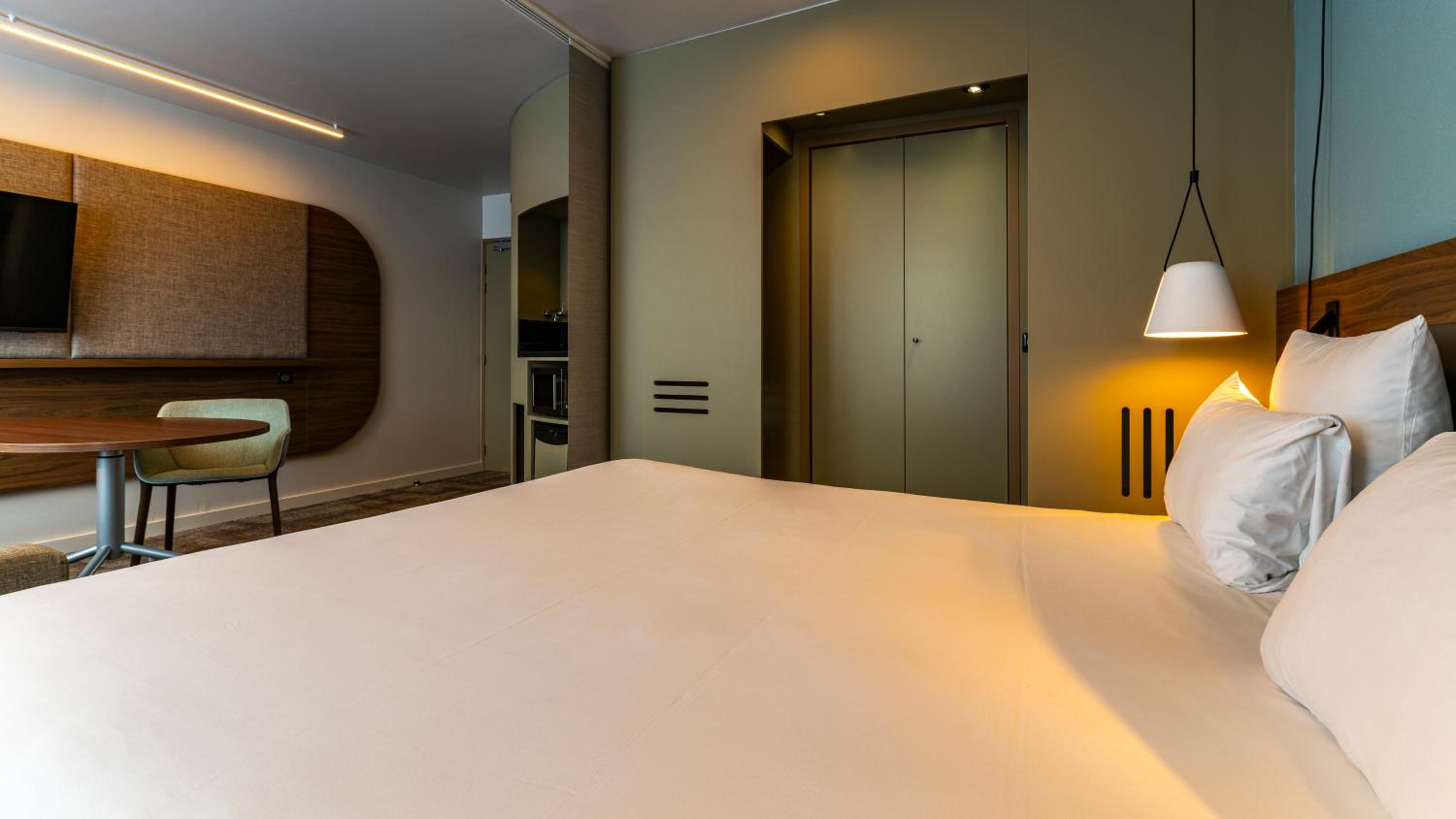 جناح سوبيريور بسرير كينج وسرير كينج وسريرين منفصلين مع أريكة، Novotel Suites Reims Centre 4/9