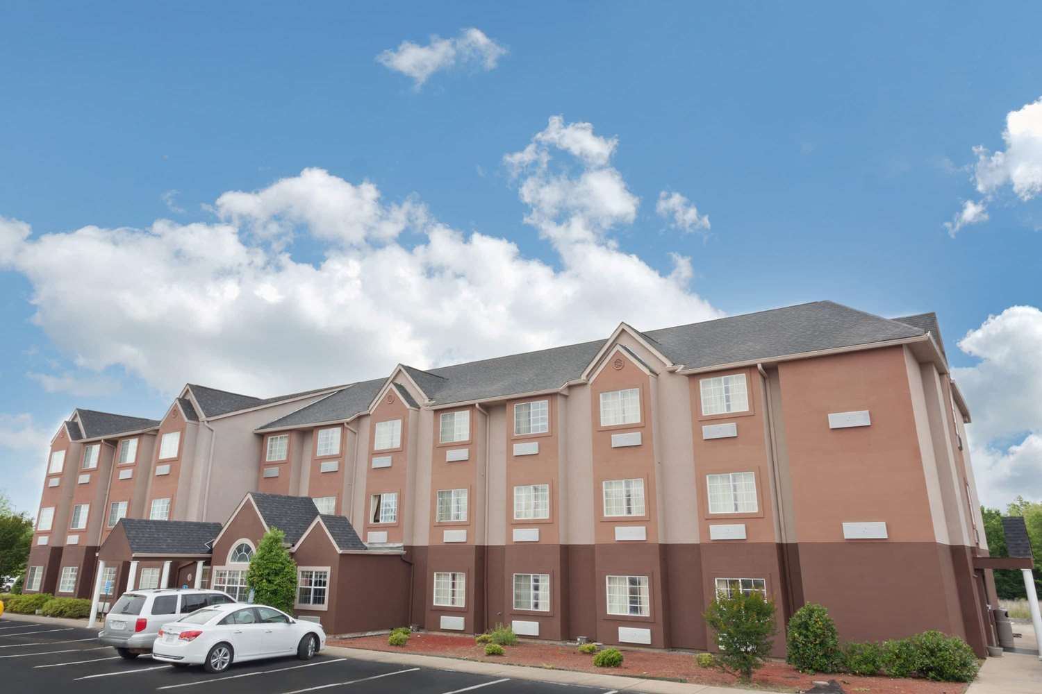 Days Inn & Suites by Wyndham Brandon Amphitheater 2/27
