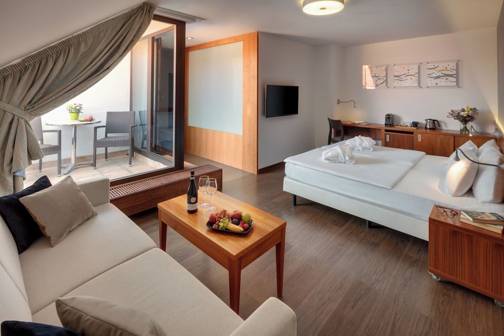 CAROL HOTEL 26/52