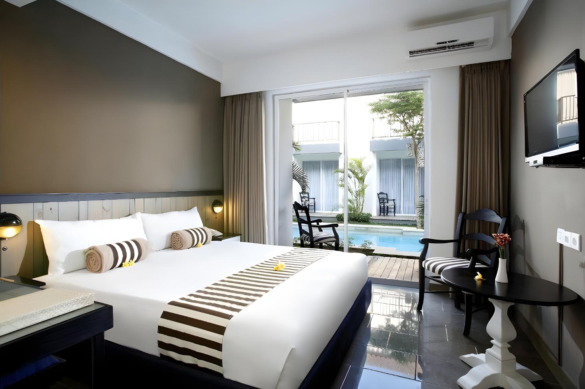 Deluxe, Pool Access