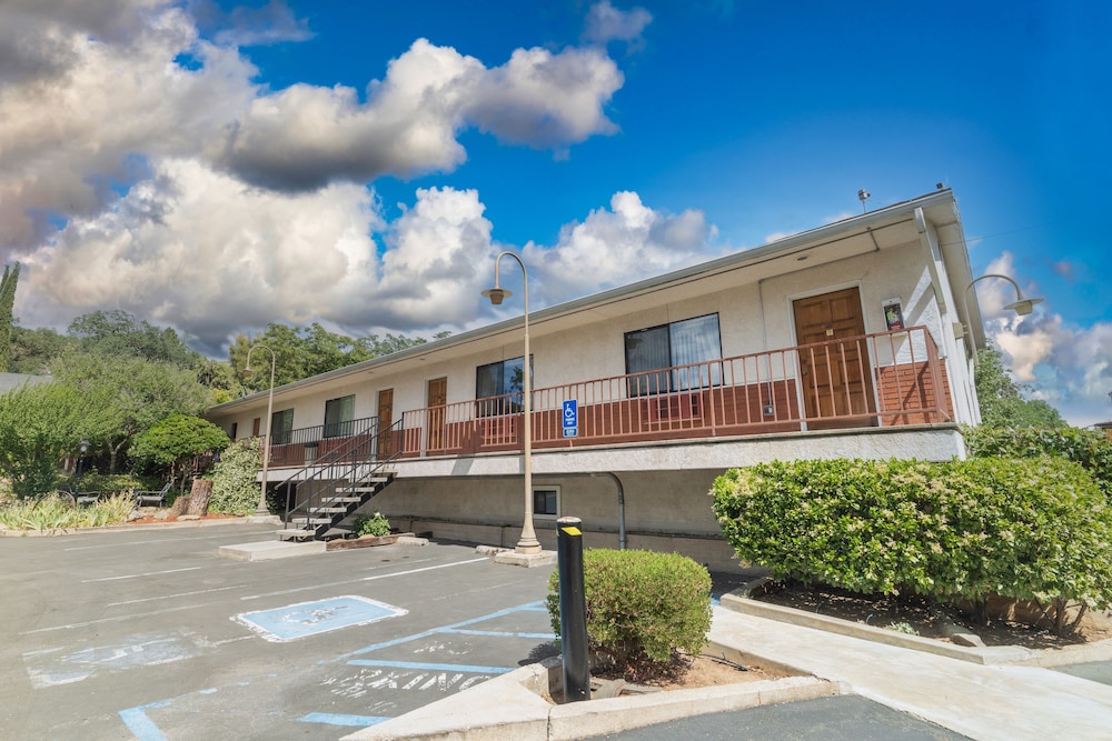 Mariposa Lodge 8/47