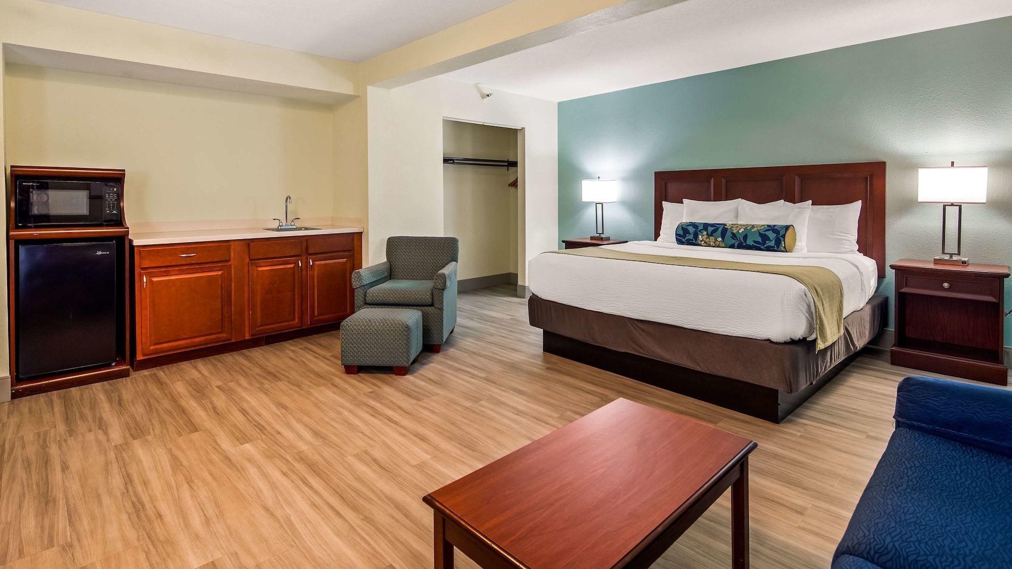EXECUTIVE, KING BED, SOFA, JETTED TUB