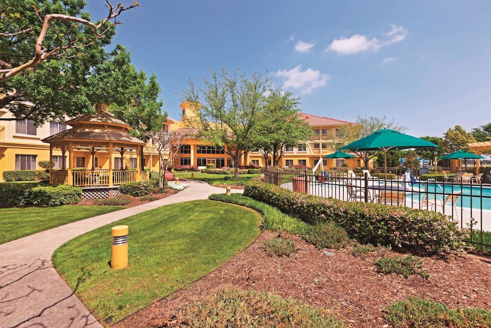 La Quinta Inn & Suites by Wyndham Dallas DFW Airport North 7/55