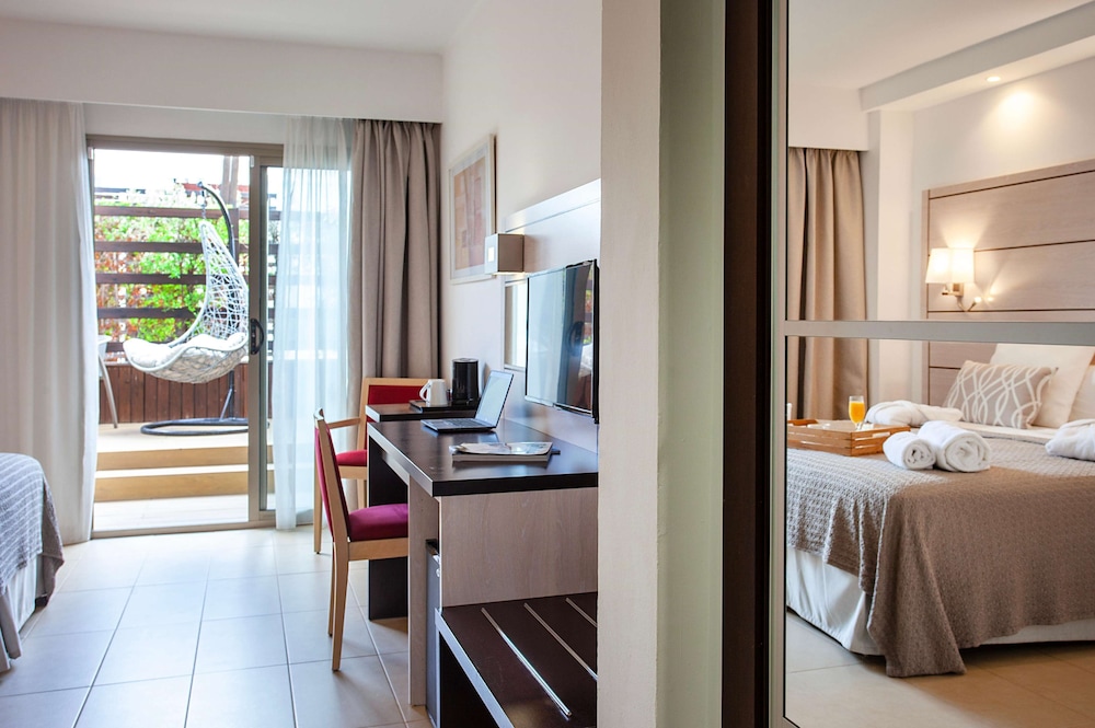 غرفة سوبيريور ديلوكس بسريرين منفصلين بشرفة، Hotel Puchet Ibiza 7/10