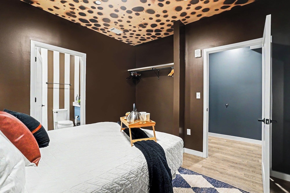 House, 2 Queen Beds, Sofa