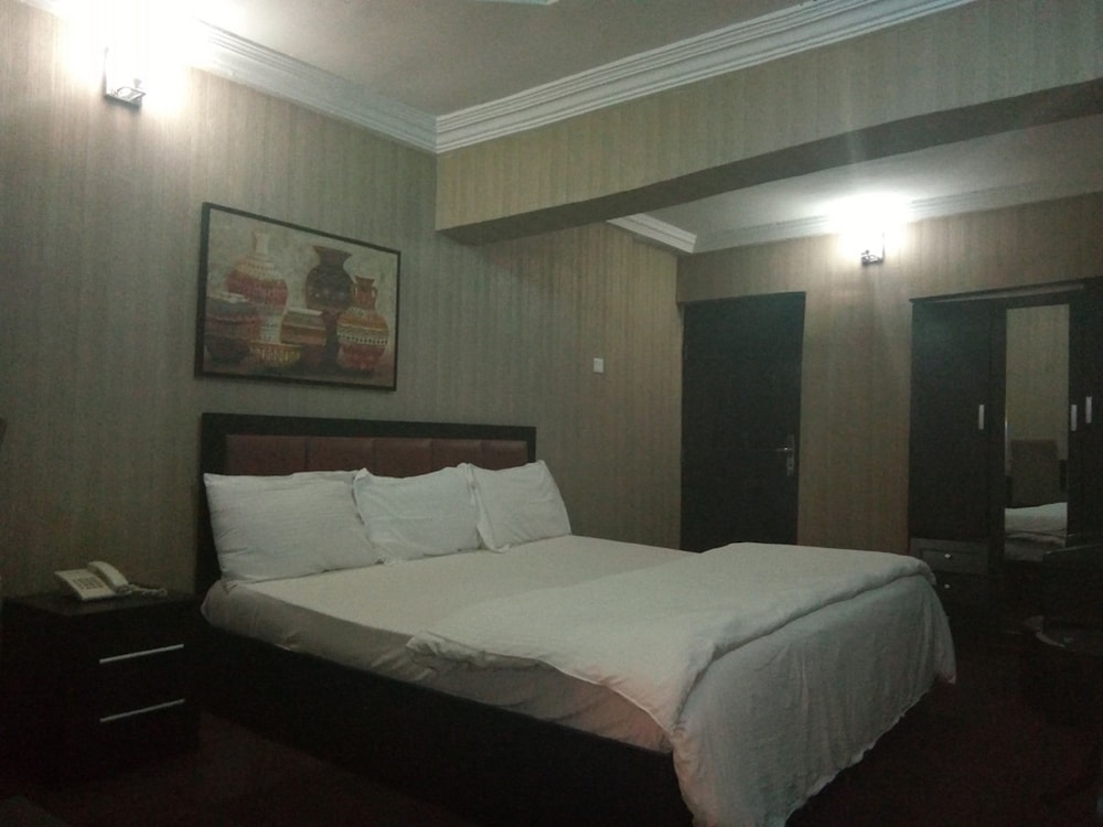 ROYAL, SUITE
