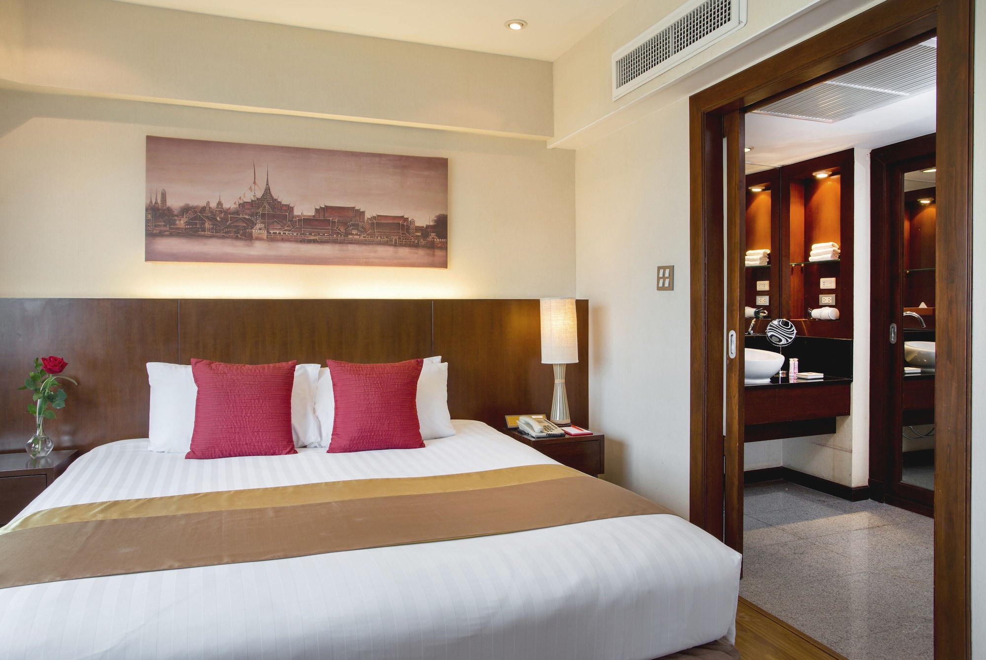 PLAZA, SUITE, KING BED, CITY VIEW