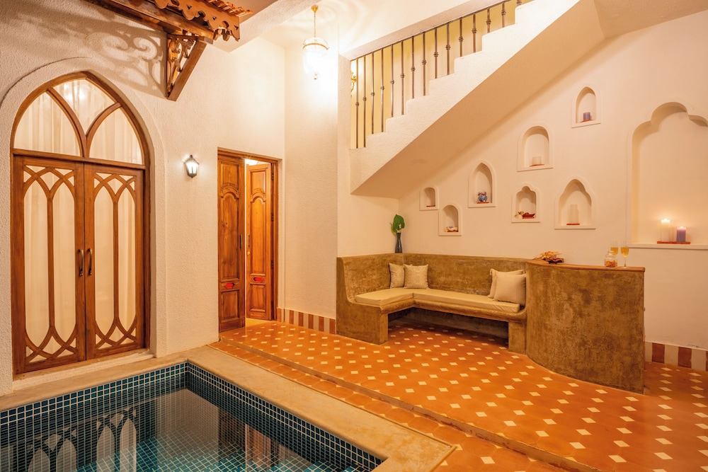 ELIVAAS 4 BHK with Pvt Pool and Media Room Samukha 18/55