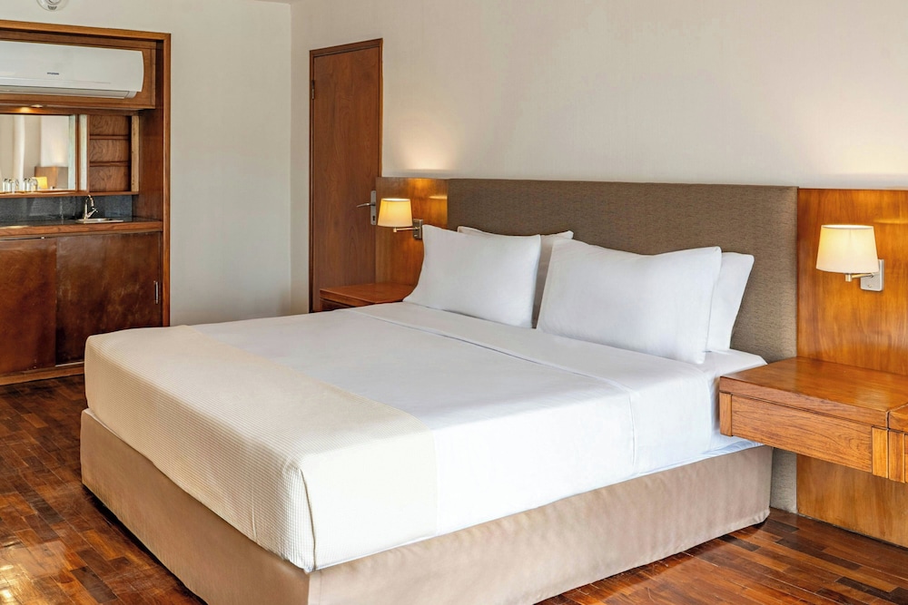 Executive, Suite, King Bed, Garden View