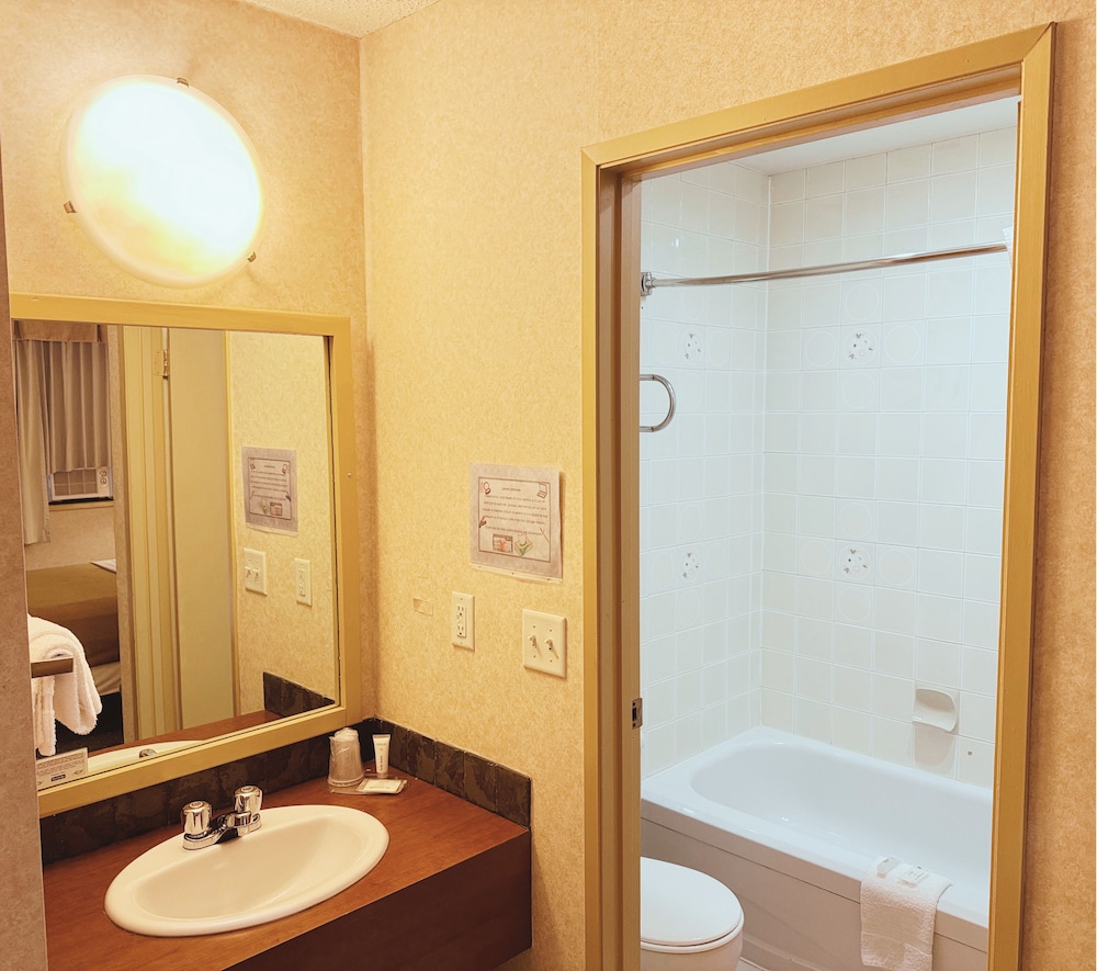 Langley Hwy Hotel 25/25