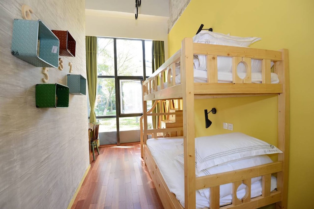 J Trip Youth Hostel 16/37