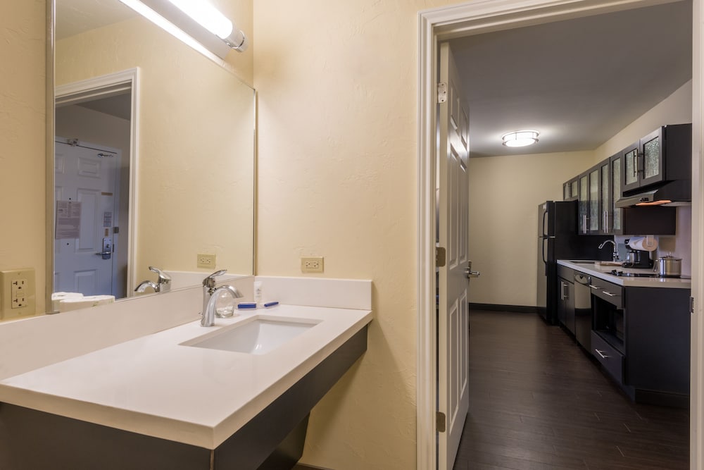Candlewood Suites Midwest City 23/45