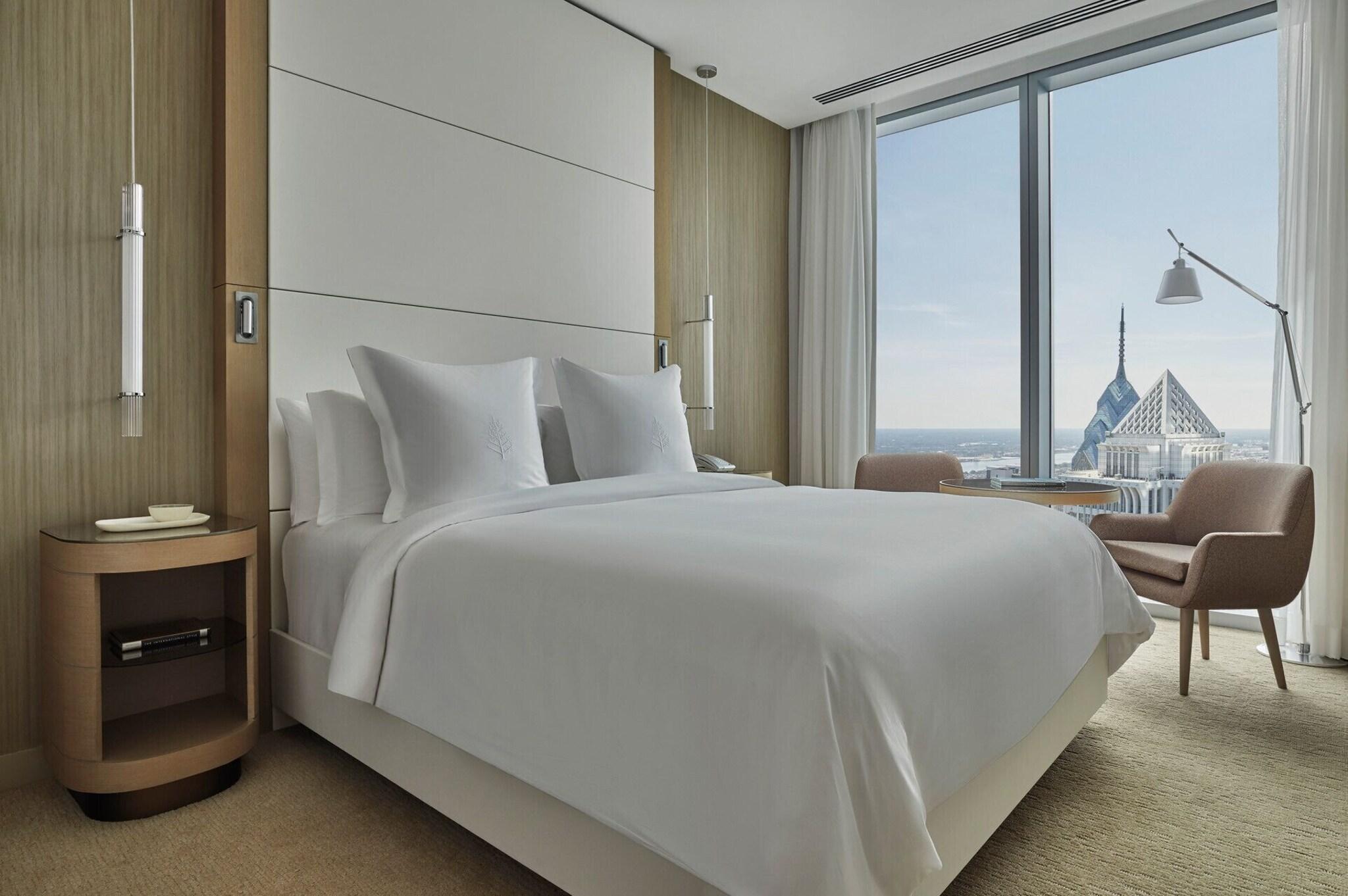1 BEDROOM, SKYLINE, SUITE, CORNER