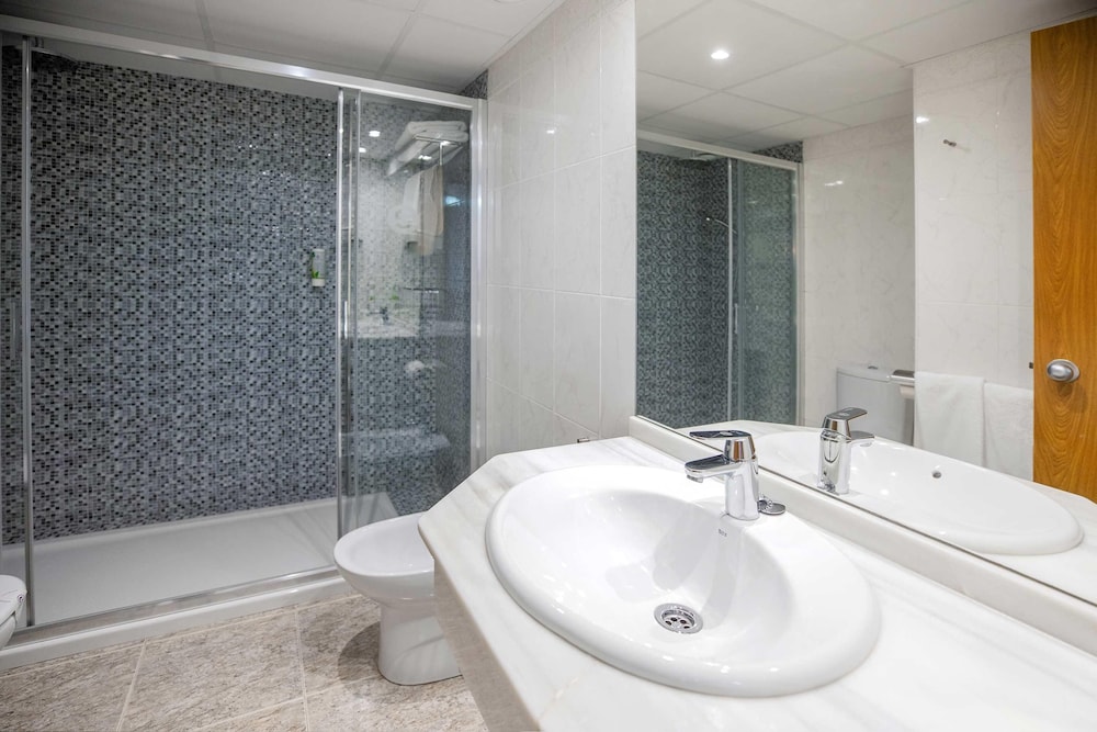 غرفة عائلية بثلاثة أسرّة بشرفة مع أريكة، Hotel Servigroup Romana 6/7