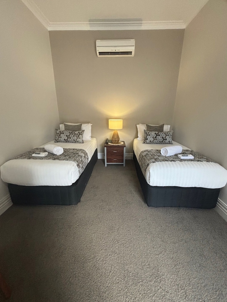 SILVER HAVEN MOTOR INN 12/41