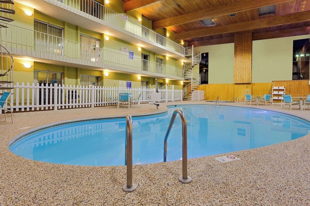 Ramada by Wyndham Marquette 30/59