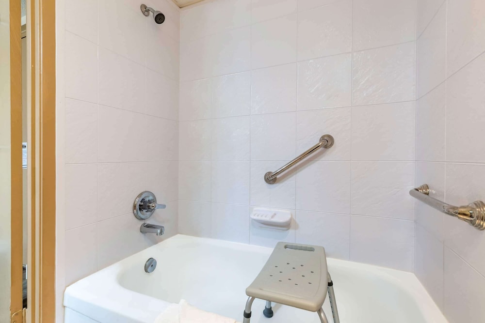 Ramada By Wyndham Coquitlam 17/56