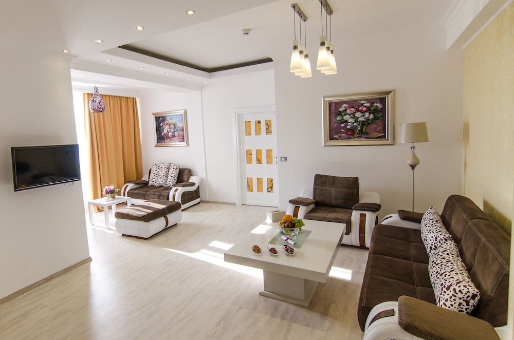 Phoenicia Luxury 33/55