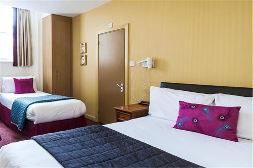 غرفة ثلاثية، The Craven Hotel 2/3