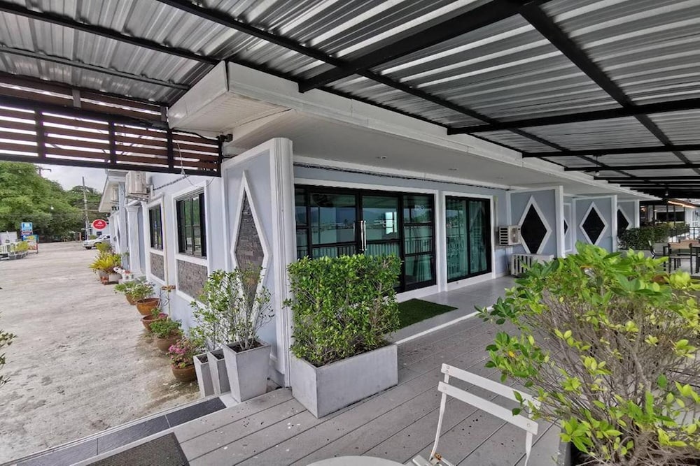 Chaiyai Riverfront Hotel 3/50