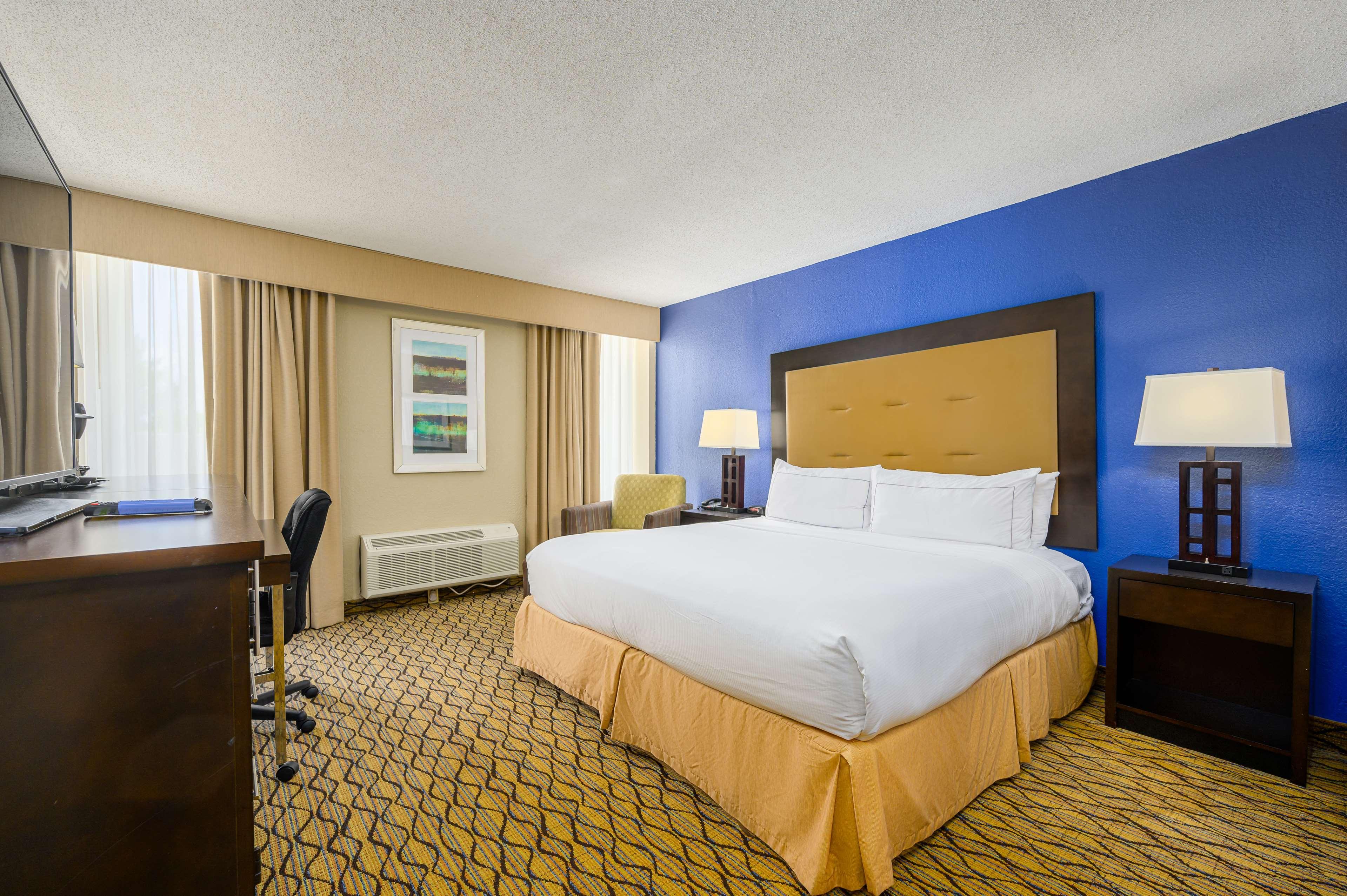 ROOM, QUEEN BED, ACCESSIBLE