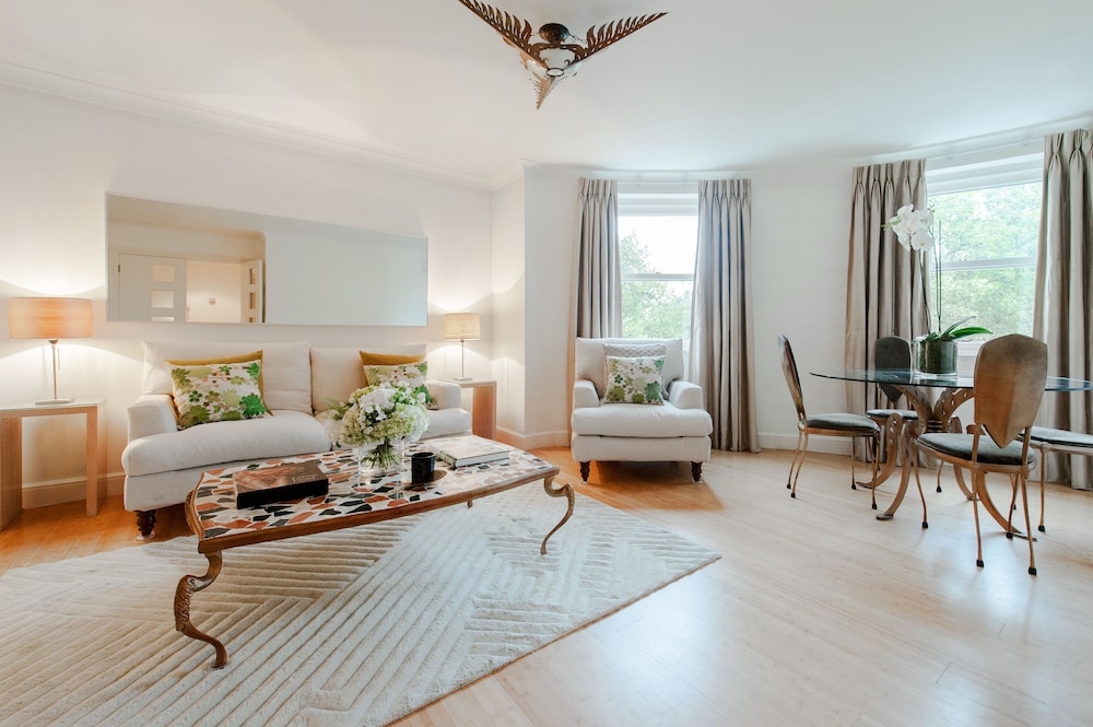 Europa House Apartments 27/31