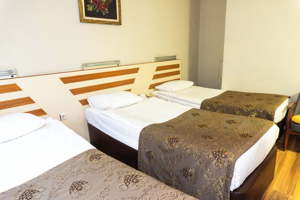 ROOM, QUADRUPLE