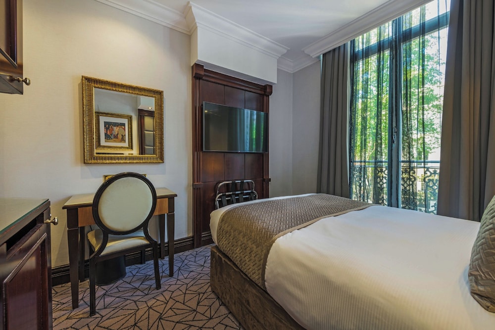 Club, Double Bed