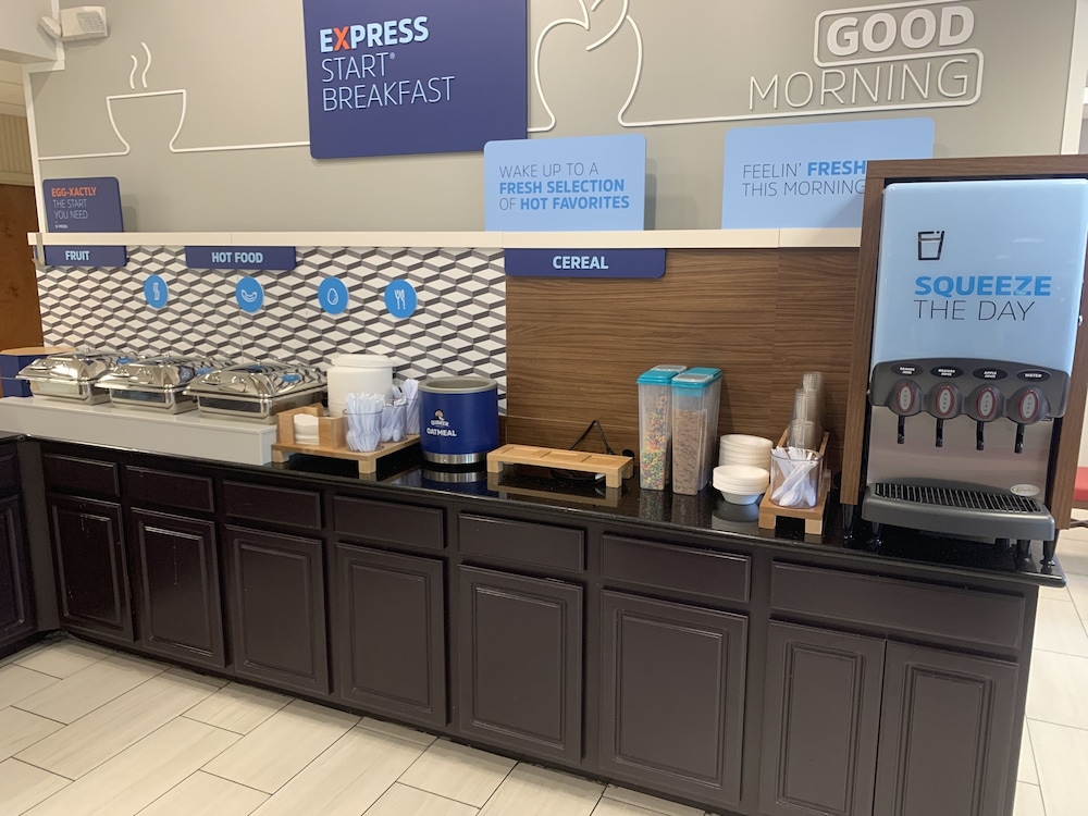 Holiday Inn Express Hotel and Suites Knoxville-North-I-75 Exit 112 10/61