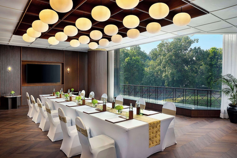 Shangri La Eros New Delhi Hotel 60/72