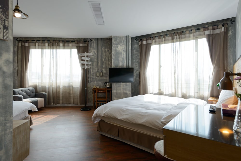 DELUXE, DOUBLE OR TWIN BED, PRIVATE BATHROOM