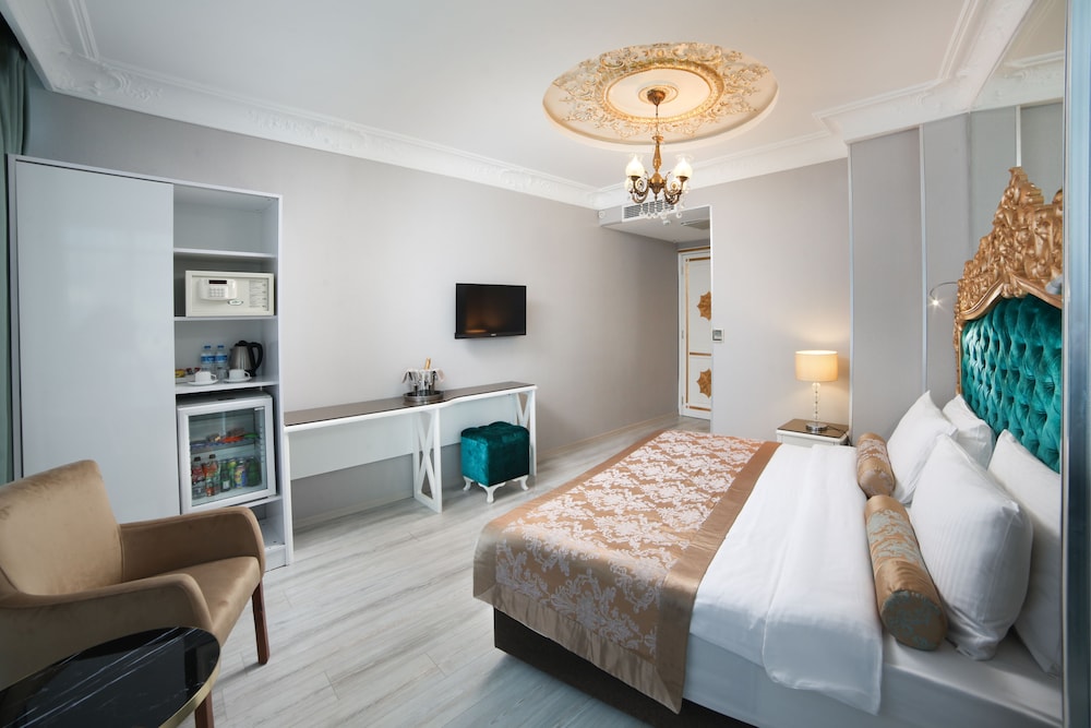 White Monarch Hotel 20/70