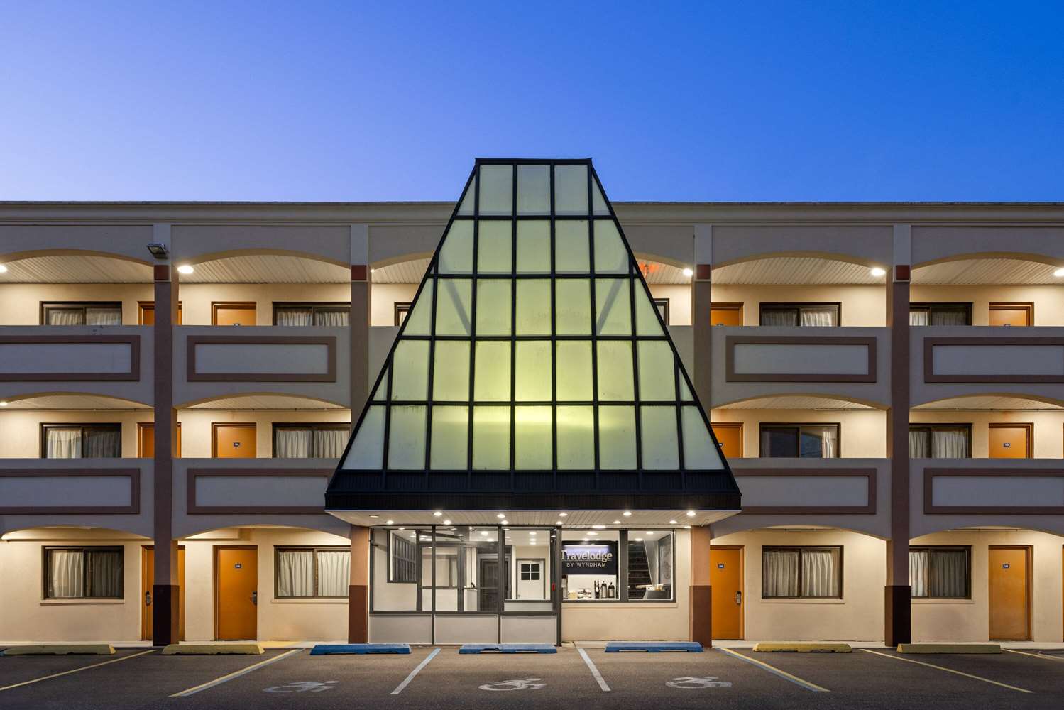 Travelodge by Wyndham Manhasset 2/28