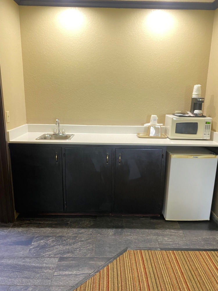 Super 8 by Wyndham New Hampton 6/32