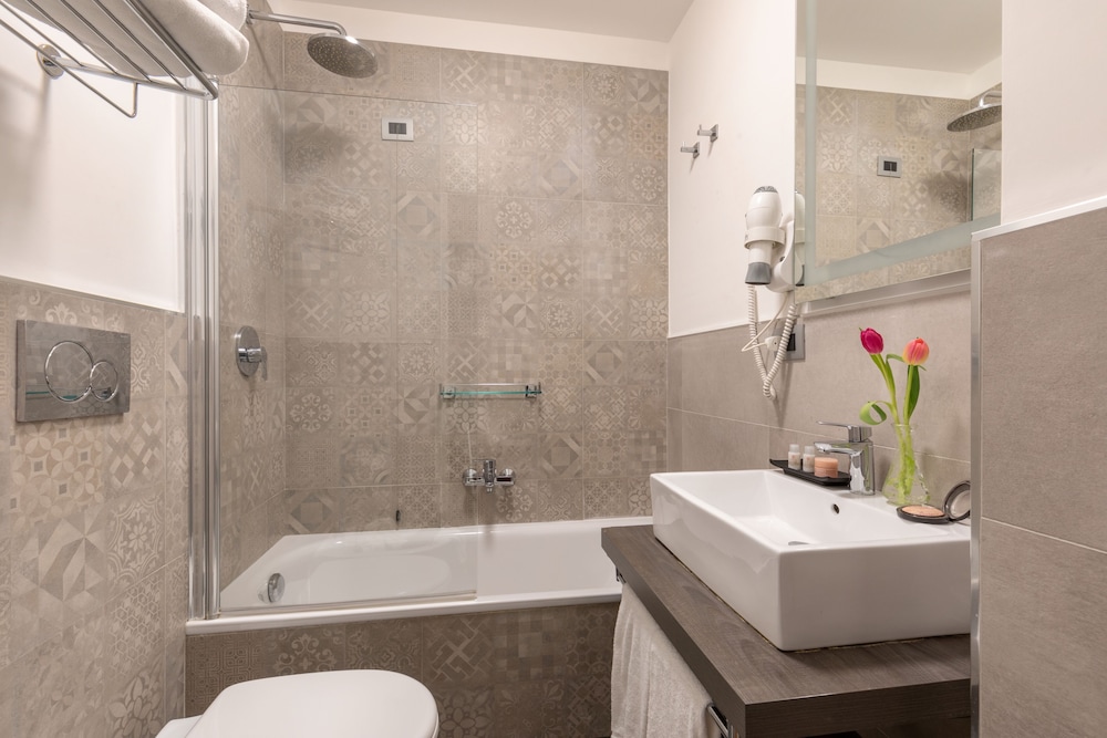 Navona Essence Hotel 62/67