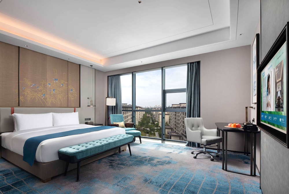 DELUXE, KING BED