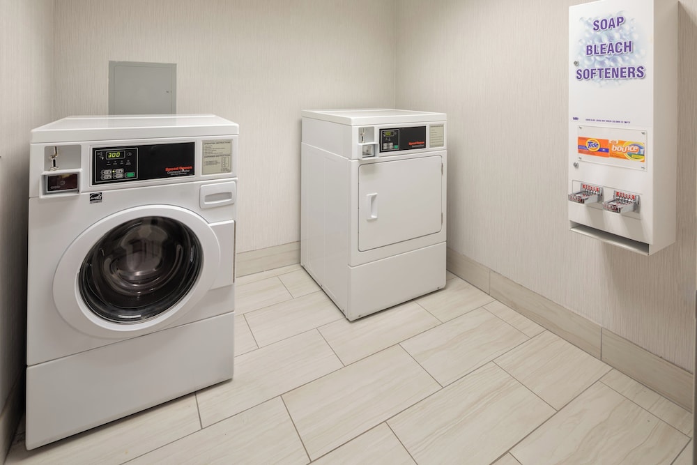 Holiday Inn Express Hotel And Suites Bradley Airport 30/74