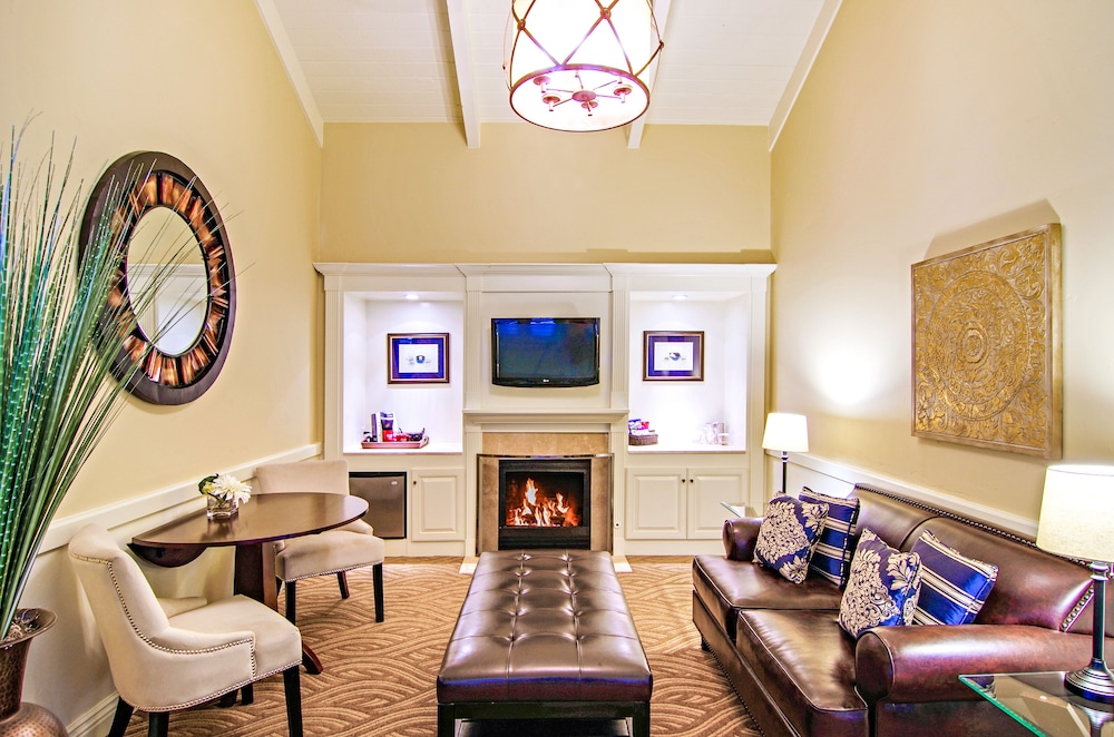 Carriage House Inn 33/35