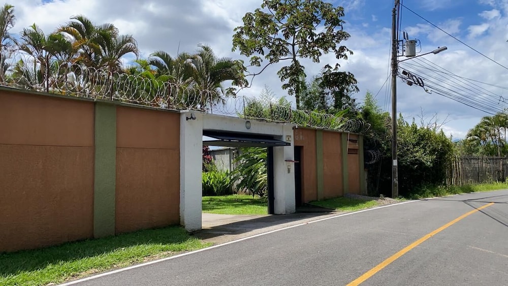 Hostel Monte Campana Escazu 43/50