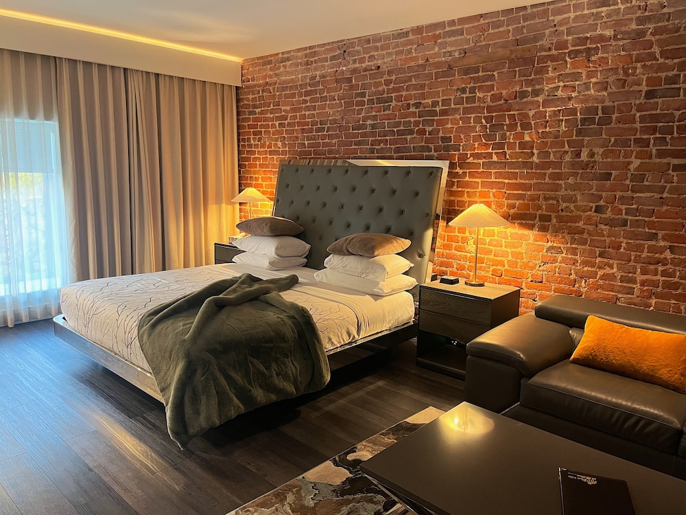 EXECUTIVE, SUITE, KING BED