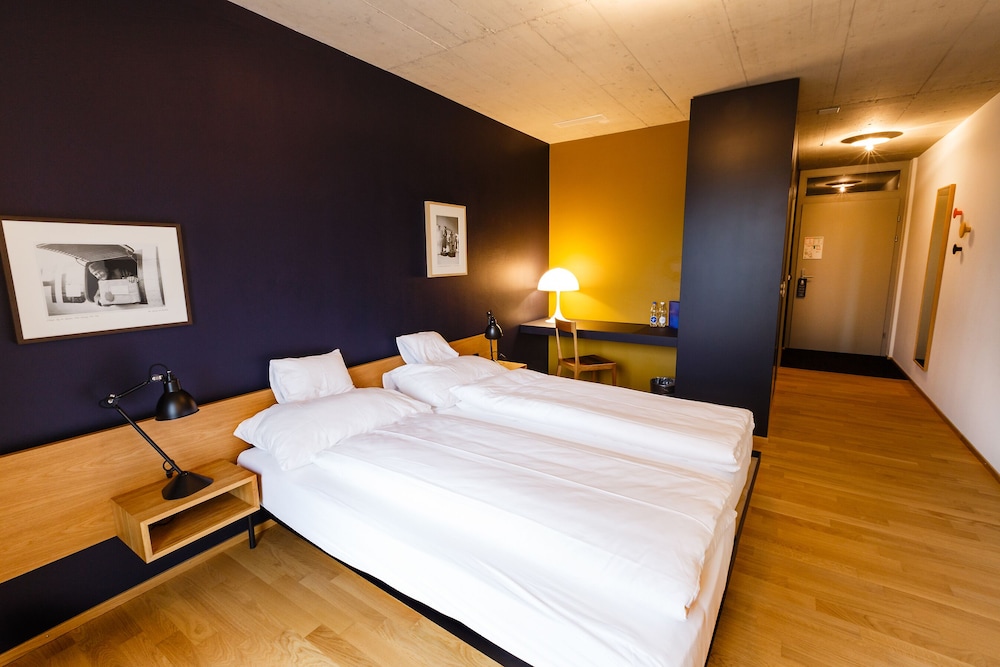 Hotel ZwiBack 4/25